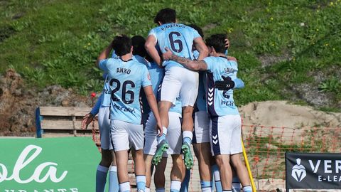 Los futbolistas del Celta Fortuna celebran uno de sus goles ante el Cacere�o.