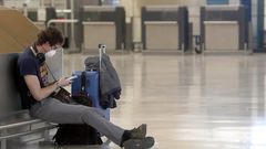 Un pasajero con mascarilla en el aeropuerto de Barajas, el pasado d�a 13