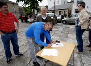 La comisi�n vecinal recogi� firmas en Cervo ayer.