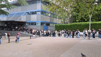 Colas para entrar en la biblioteca Conchi de Santiago