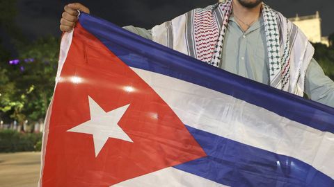 Un hombre sostiene una bandera de Cuba, en una foto de archivo.