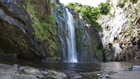 Fervenza del Ro Toxa, en Silleda. Es una de las ms conocidas e impresionantes de nuestra comunidad, con una cada vertical de ms de 30 metros que esculpe la piedra en mil formas.