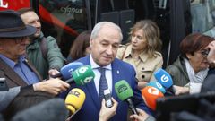 Tom� atiende a los medios flanqueado por Jos� Luis Losada y Gloria Prada (a la derecha)