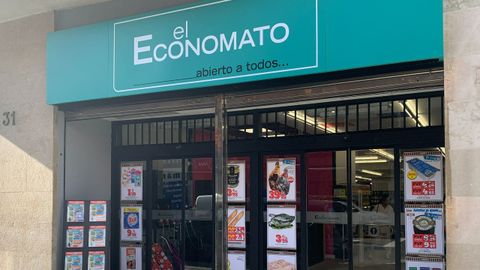 Fachada de la nueva tienda de El Economato en Oviedo.