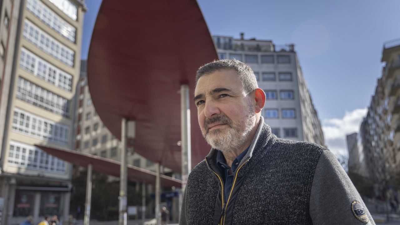 Vecinos del Ensanche de Santiago plantean contratar seguridad privada para identificar a los clientes de un piso en el que se ejerce la prostitución