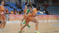 Silvia Rubal, Laura Cavinati y Pauli�a tratan de frenar a una jugadora del Mio�o.