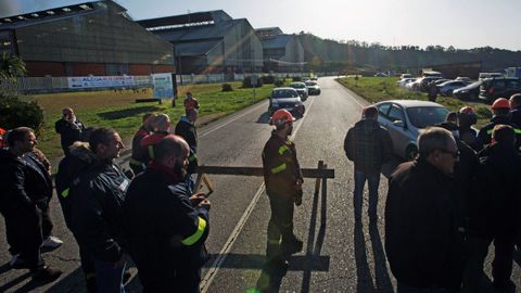  Los trabajadores de Alcoa han cortado el tr�fico de la carretera de acceso a la f�brica de Avil�s
