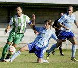 Pablo Costa le corta el paso al jugador local Pille.