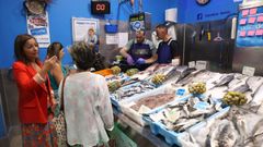 La conselleira do Mar, Marta Villaverde (primera por la izquierda), en la Pescadera Manolo de Pontevedra, una de las 700 en toda la autonoma que se han sumado a la iniciativa.