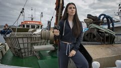 <span lang= gl >Alejandra Tub�o, c�mara en man, na embarcaci�n bateeira da s�a familia</span>