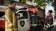 Tres de los cuatro operarios que tiene el Concello de Cuntis en plantilla para acudir a las emergencias.