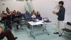 El concejal de Urbanismo, Iago Lestegs, dio cuenta personalmente de los cambios a los representantes vecinales