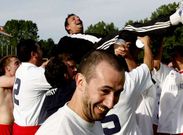 Los futbolistas del Sober mantean a su entrenador, Chura, despu�s de ganar la copa Diputaci�n en el 2007