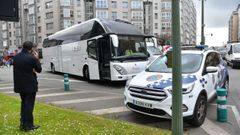 Autocar averiado en el cruce de la ronda de Outeiro con la avenida de Fisterra, en A Coru�a