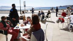 Una terraza del centro de Sanxenxo, el pasado 19 de marzo, puente en el que se reforzaron los controles policiales