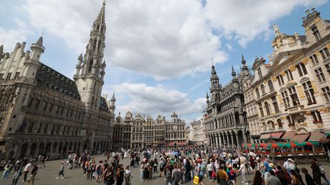 Visitantes en la Grand Place de Bruselas