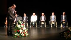 Quini sostiene, emocionado, la medalla que le reconoce como Hijo Adoptivo de Gij�n ante los portavoces municipales, en el teatro Jovellanos