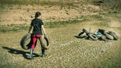 Aprovechan el bajo nivel del embalse de Viana do Bolo para limpiarlo