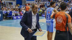 Luis Casimiro con la pizarra en el partido ante Unicaja
