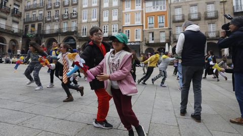 Los escolares se lo pasaron en grande luchando por los muecos