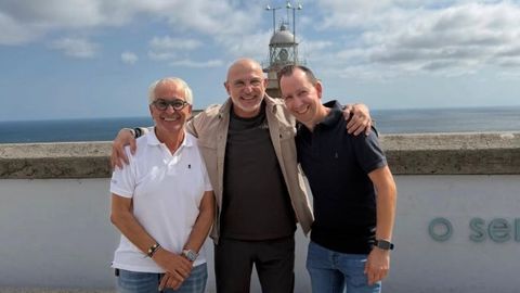 Luis de la Fuente, con Jes&uacute;s y Jacinto Picallo, en el hotel O Sem&aacute;foro de Fisterra
