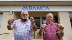 Roberto V�zquez, a la izquierda, junto al vecino con el que se ha encadenado a la oficina