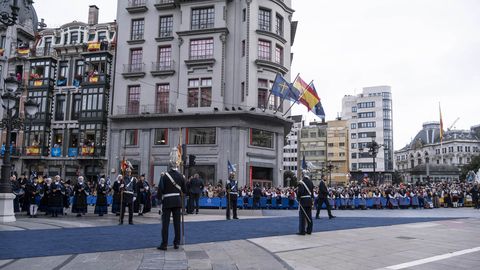 P�blico expectante a la llegada de los asistentes a los Premio Princesa de Asturias 2025