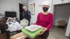 En el comedor social de C�ritas Cee entregan comida todos los lunes a los usuarios