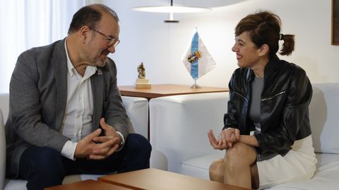 El rector de la USC, Antonio L�pez, y la candidata de Sumar, Marta Lois.