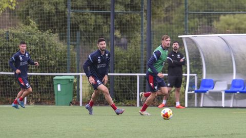 Dani Selma, en el centro de la imagen, en un entrenamiento en A Xunqueira