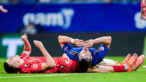 Fede Vi&ntilde;as, con Bretones debajo, se lamenta en el Real Oviedo-Osasuna