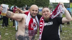 Fans polacos con una de las ltimas cervezas que se servirn en la Euro 2016