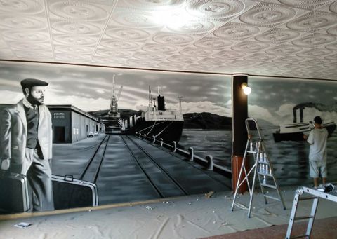 El ourensano mientras realizaba el mural en el restaurante de Loimil.