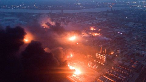 La explosi�n provoc� una enorme bola de fuego de varias decenas de metros de alto y una espesa columna de humo gris, seg�n im�genes difundidas en redes sociales