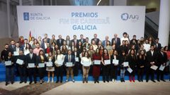 Posado de los galardonados con algunas autoridades asistentes a la entrega de premios