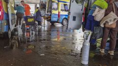 Algunos hospitales como el Cl�nico de Santiago, en la foto, han incrementado las ambulancias para agilizar los traslados