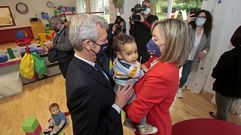 Alfonso Rueda visita la escuela infantil de Campolongo