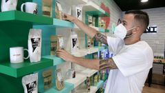 Juan Aceitores, en su tienda Joynt de Lugo