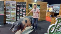 Nando L�pez promociona su actividad como criador y comercializador en distintas ferias, como la Semana Verde de Galicia
