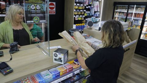 Una clienta se dispone a hacer el pago de los productos adquiridos.