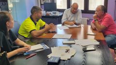 Reuni�n del alcalde y el concejal de Obras de Valdovi�o con representantes de Veolia