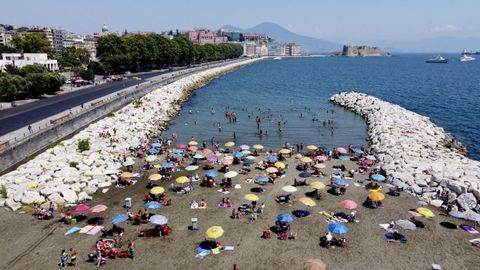 Una vista general del arenal de Rotonda Díaz en el paseo marítimo de Caracciolo lleno de bañistas el primer domingo de agosto, en Nápoles, sur de Italia