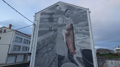 Mural en Cai�n, con d�as mulleres que son historia da pesca local 