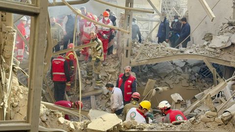 Miembros de rescate de la Media Luna Roja trabajan en un edificio destruido despu�s del ataque a�reo sobre Ir�n.