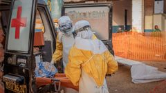 Personal m�dico acompa�a a un paciente con �bola a un centro de tratamiento de �bola en Mongbwalu, en la RD del Congo