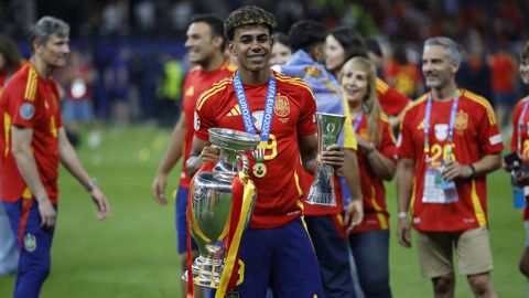 Lamine Yamal, con el trofeo de la Eurocopa