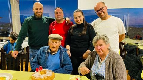 Jes�s Mart�nez Garc�a, �o taberneiro de Arra�, con su mujer Josefa Agu�n y sus nietos