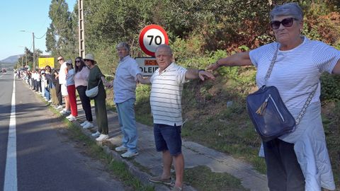 CADENA HUMANA DESDE EL HOSPITAL DEL BARBANZA AL CENTRO DE SALUD PARA PEDIR UNA SANIDAD PUBLICA DE CALIDAD