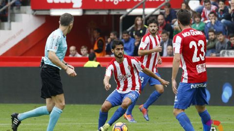 Nacho Cases controla el bal�n