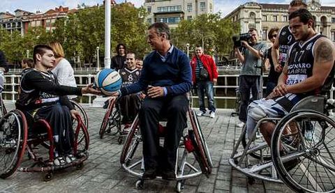 En un acto con deportistas vascos, Urkullu jug con un equipo de baloncesto de discapacitados.